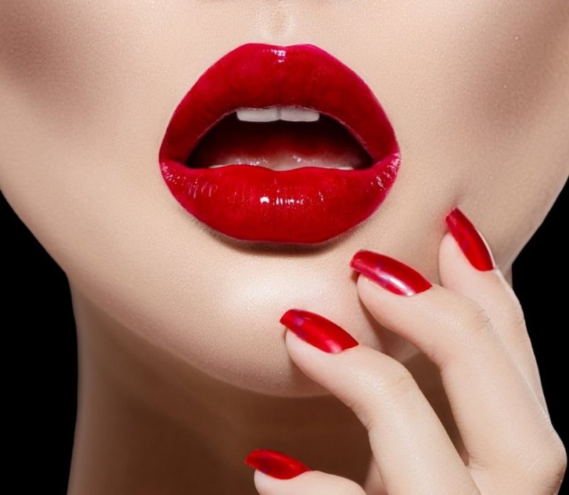 red_lips_by_paullus23-d6v0z70