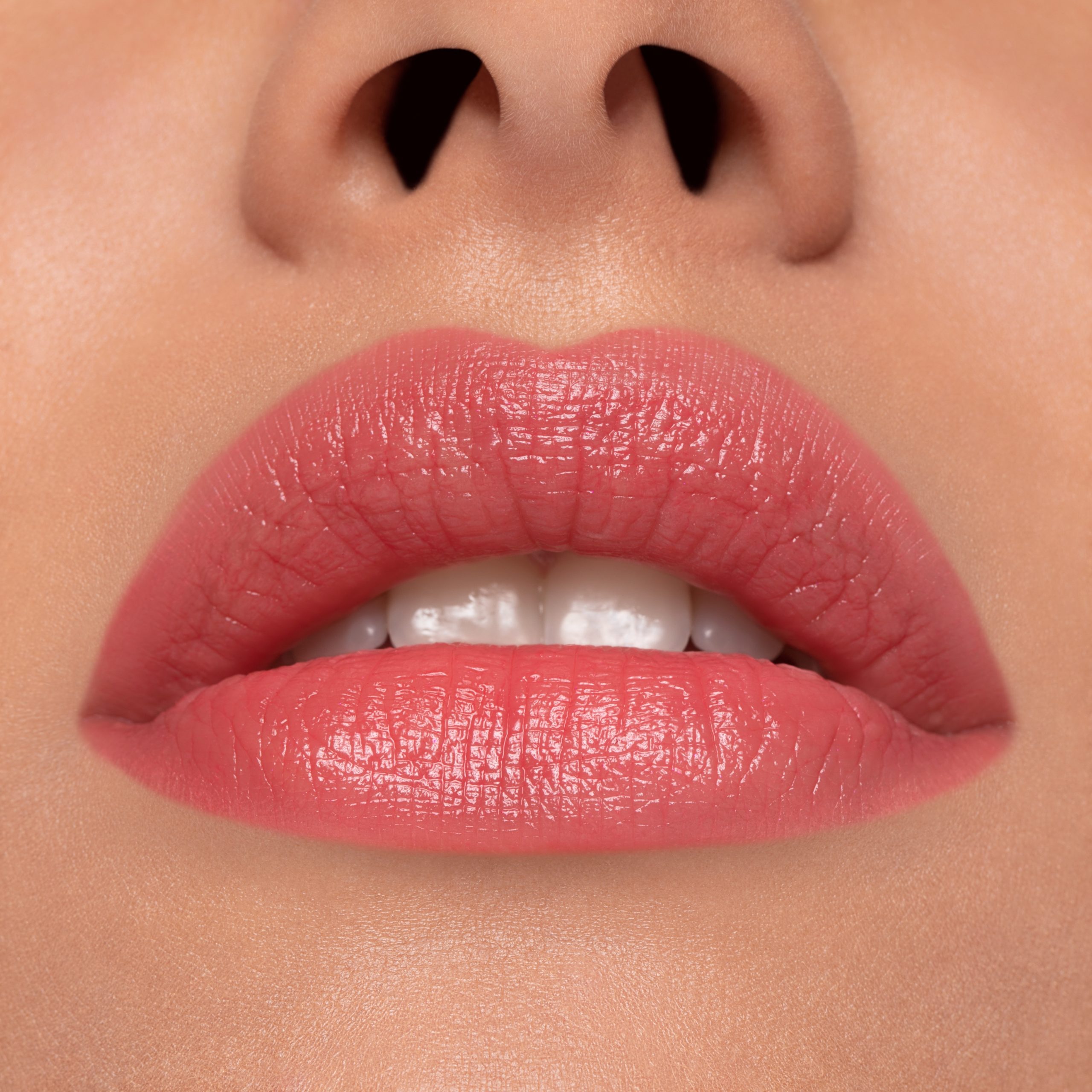 Cliomakeup-lip-bal&glam-fragolina-coccolove-4-pelle-media