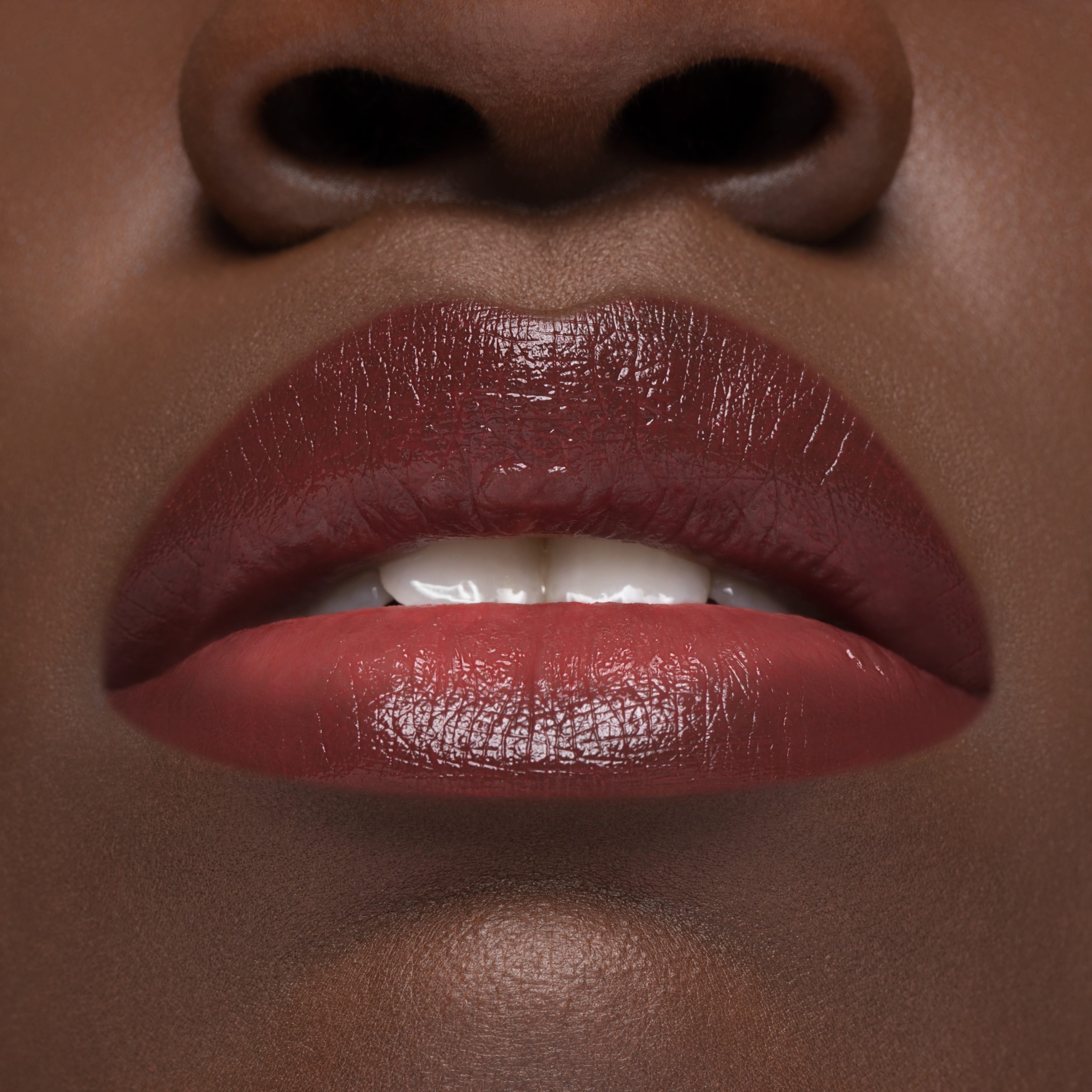 Cliomakeup-lip-bal&glam-fragolina-coccolove-6-dark-skin